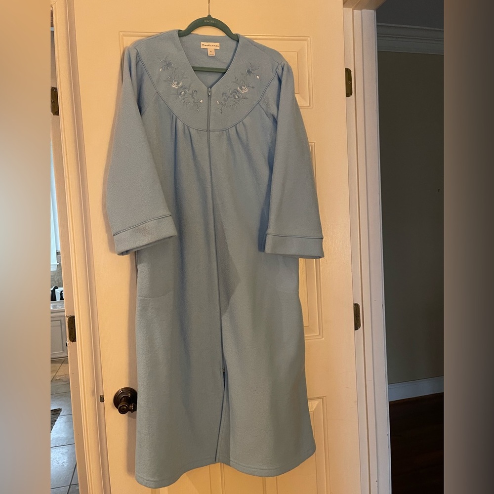 NWOT - Miss Elaine zipper robe (Washed but not worn), Medium, blue